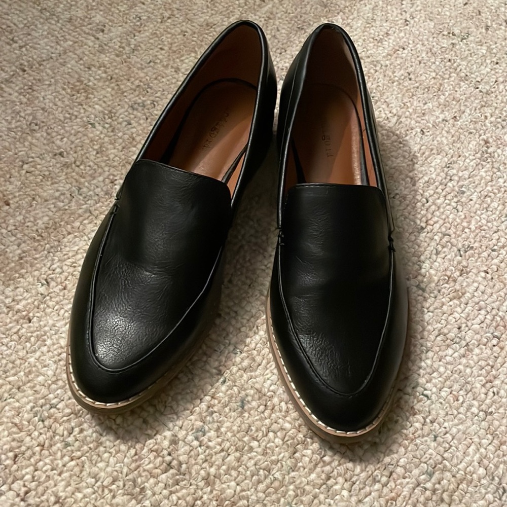 Black Everlane leather dupe flats.